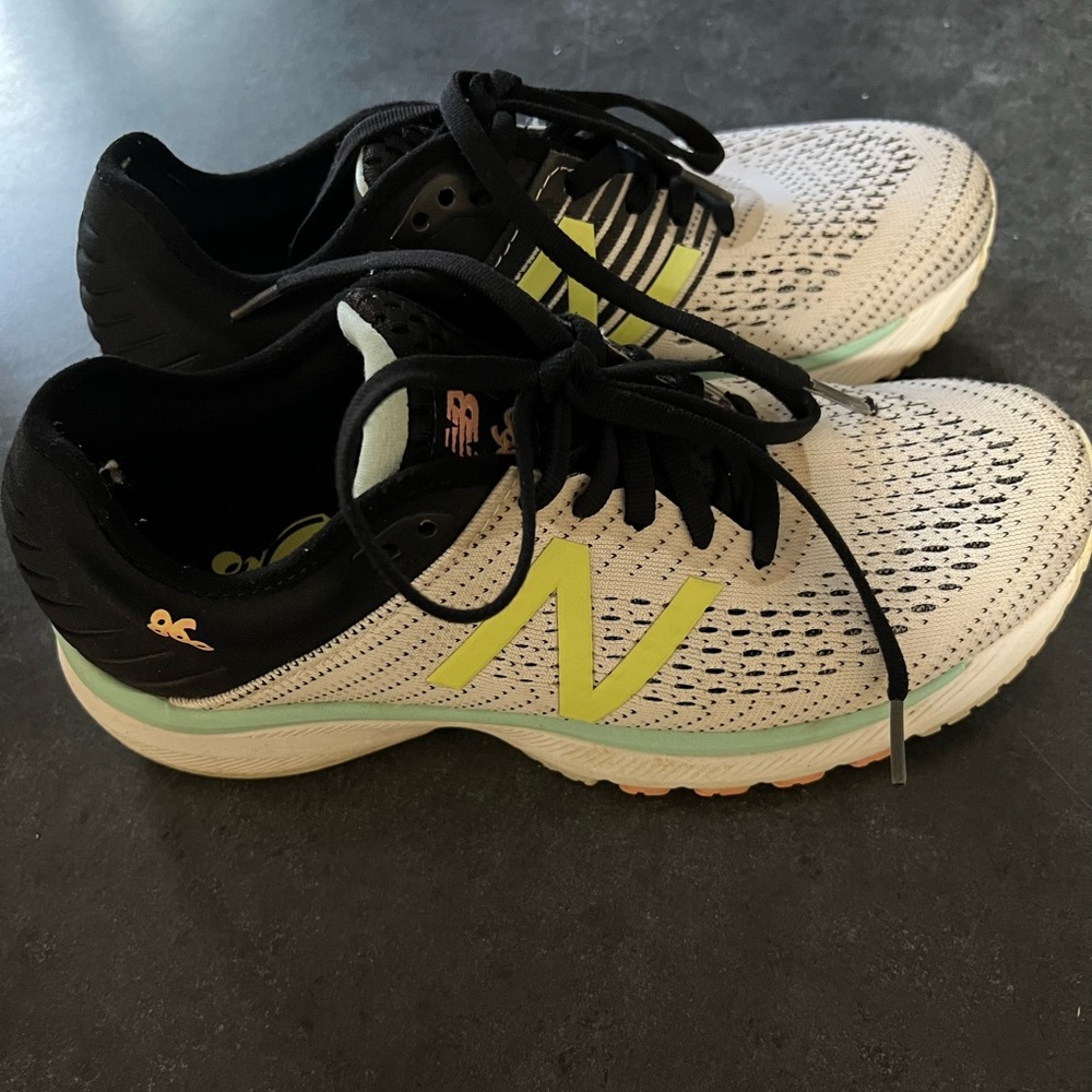 New Balance 860 tennis shoes- size 7.5